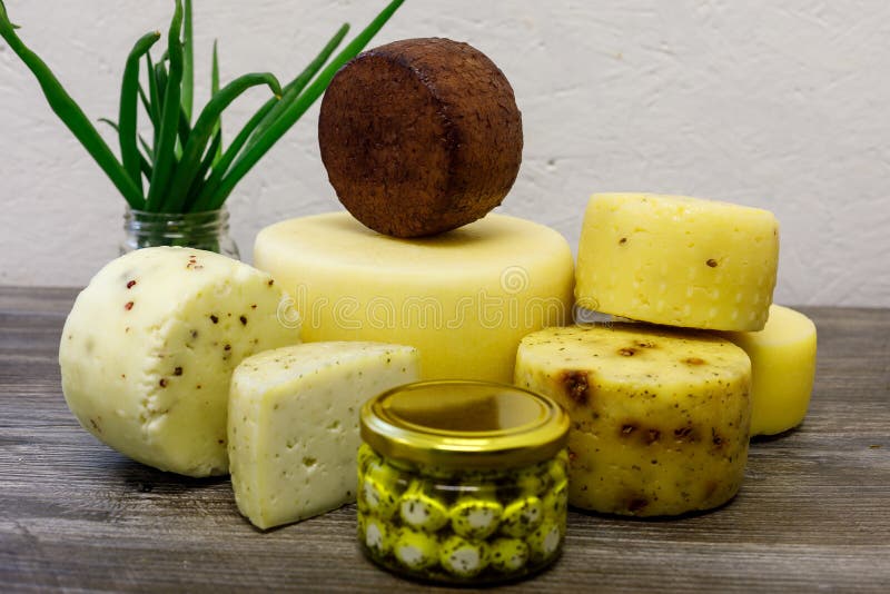 Handmade ko?li ser warz?cy na gospodarstwie rolnym zdjęcie stock Handmade ko?li ser warz?cy na gospodarstwie rolnym zdjęcie stock