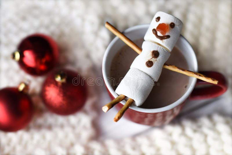 A handmade marshmallow snowman on a red cup with cocoa royalty free stock photography A handmade marshmallow snowman on a red cup with cocoa royalty free stock photography