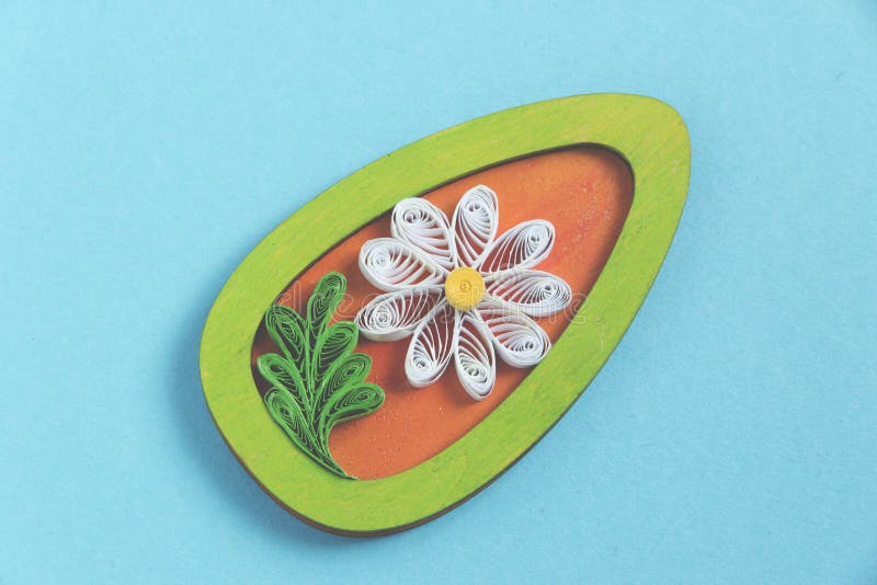 Handmade quilling kwiat na błękitnym tle zdjęcie stock Handmade quilling kwiat na błękitnym tle zdjęcie stock