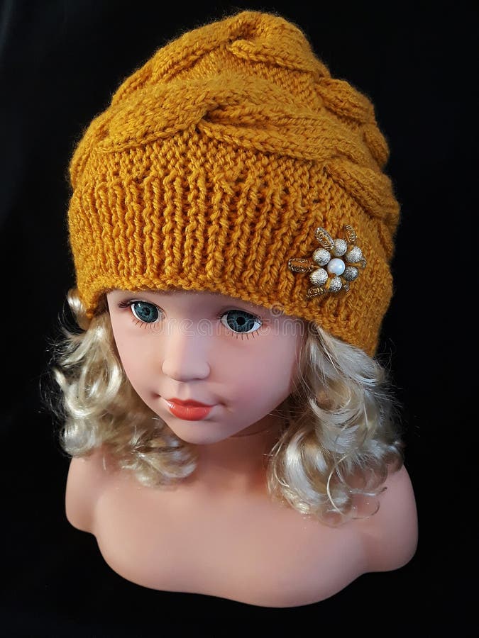 Handmade trykotowy damy zimy kapelusz. Piękny unikalny handmade trykotowy ciepły zima kapelusz