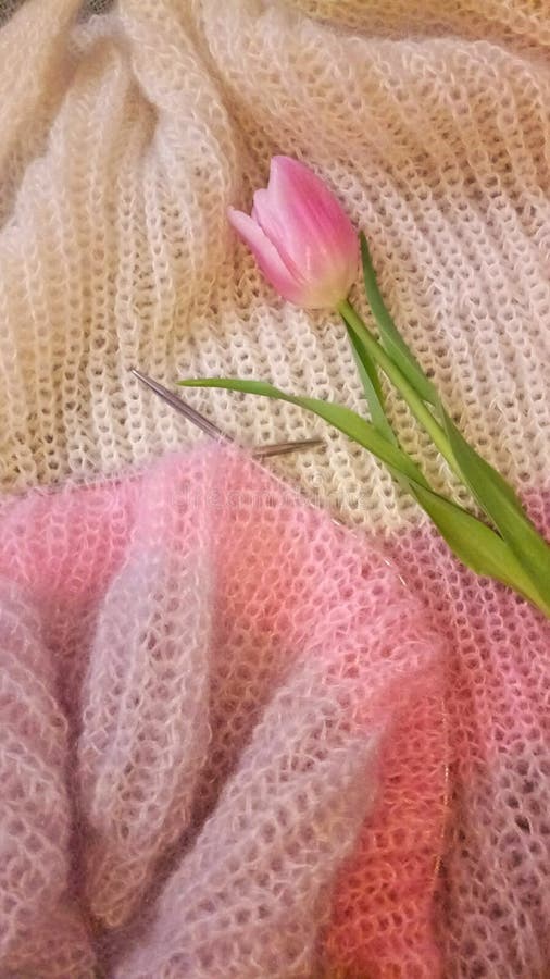 Handmade trykotowy pulower fotografia stock Handmade trykotowy pulower fotografia stock