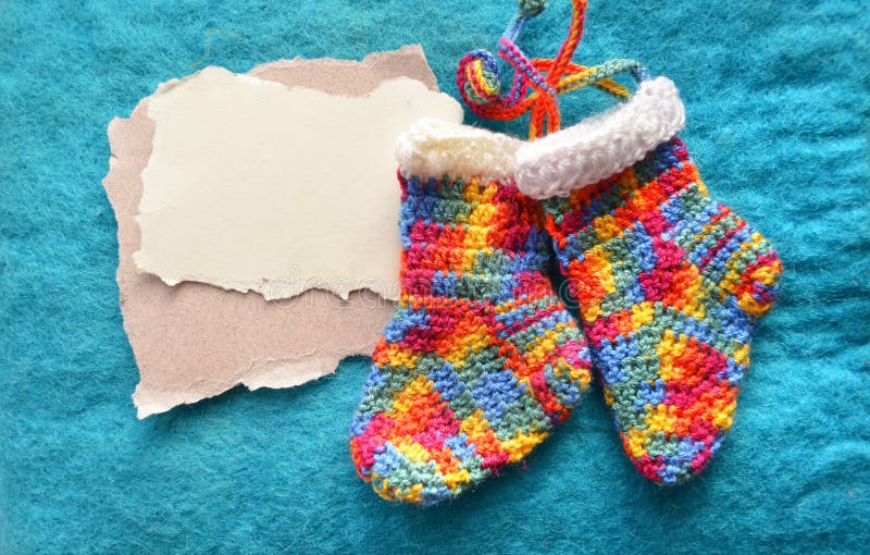 Handmade вязать носки с смертной казнью через повешение орнамента на ленте изолированной на сини Декоративный коллаж с местом для стоковое фото rf Handmade вязать носки с смертной казнью через повешение орнамента на ленте изолированной на сини Декоративный коллаж с местом для стоковое фото rf