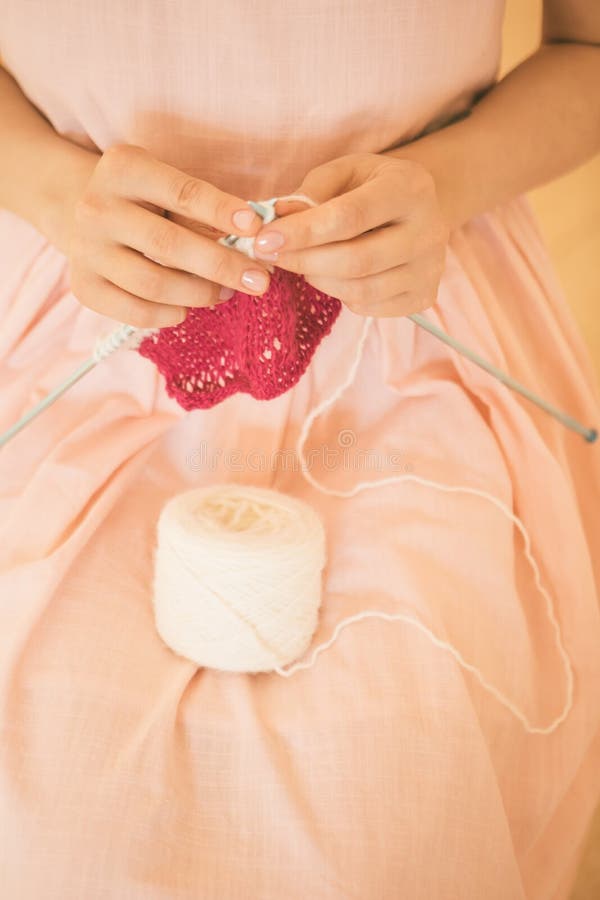 HAndmade вязать хобби женщина вяжет на иглах розовая белизна стоковое изображение