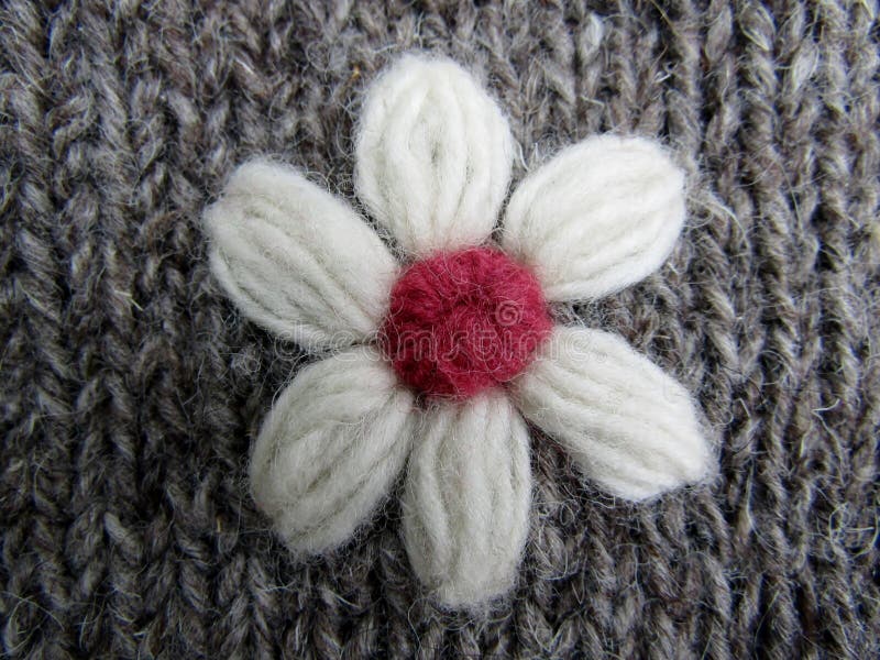 Handmade вязать цветок шерстей белый стоковые изображения
