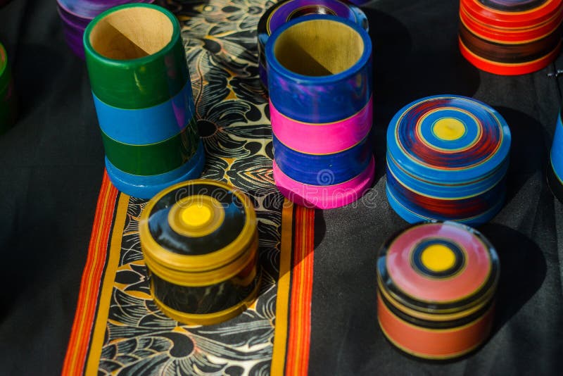 Handmade деревянные сувениры ларцов для продажи на таблице стоковая фотография rf