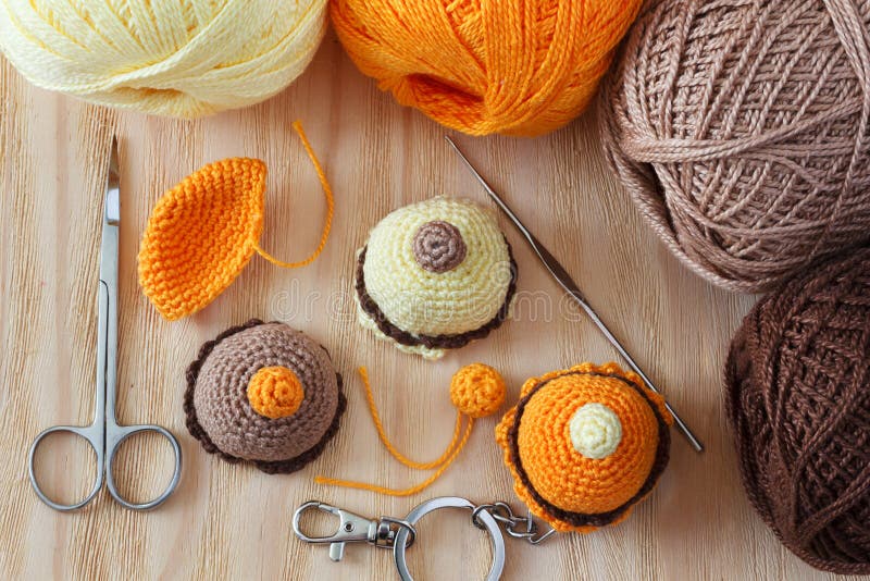 Handmade красочное вязание крючком забавляется помадки стоковые изображения rf