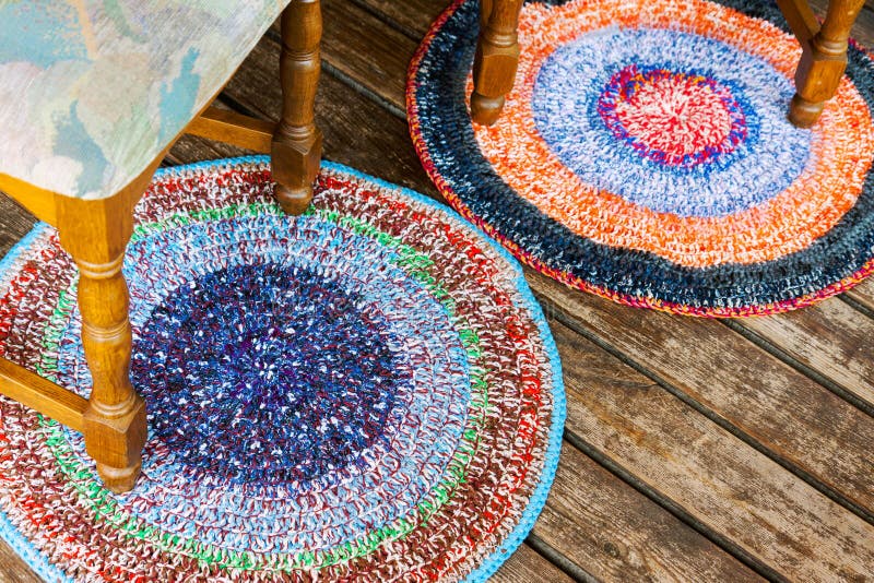 Handmade красочные половики на деревянном поле стоковое изображение rf