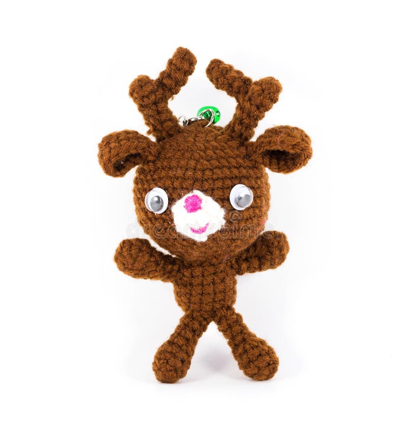 Handmade кукла оленей коричневого цвета вязания крючком на белой предпосылке стоковое изображение