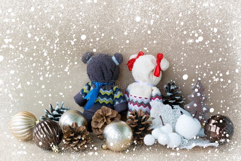 Handmade медведи сделанные полотенец и handmade белых яблок близко забавляются для конусов рождественской елки и сосны с влиянием стоковые изображения rf Handmade медведи сделанные полотенец и handmade белых яблок близко забавляются для конусов рождественской елки и сосны с влиянием стоковые изображения rf