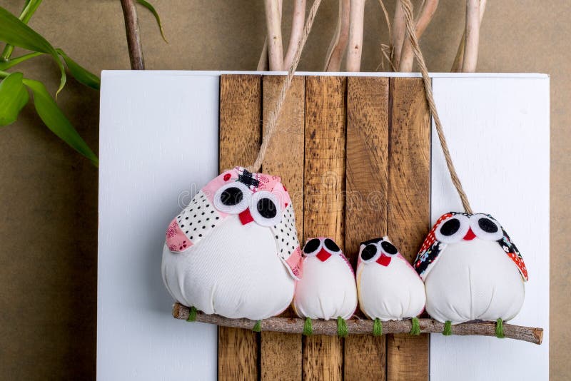 Handmade орнамент Decorati сычей семьи из четырех человек новизны рождества стоковая фотография rf Handmade орнамент Decorati сычей семьи из четырех человек новизны рождества стоковая фотография rf