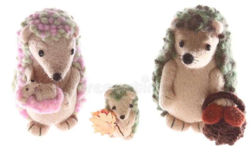 Handmade семья игрушки hedgehog совместно вверх стоковая фотография rf Handmade семья игрушки hedgehog совместно вверх стоковая фотография rf
