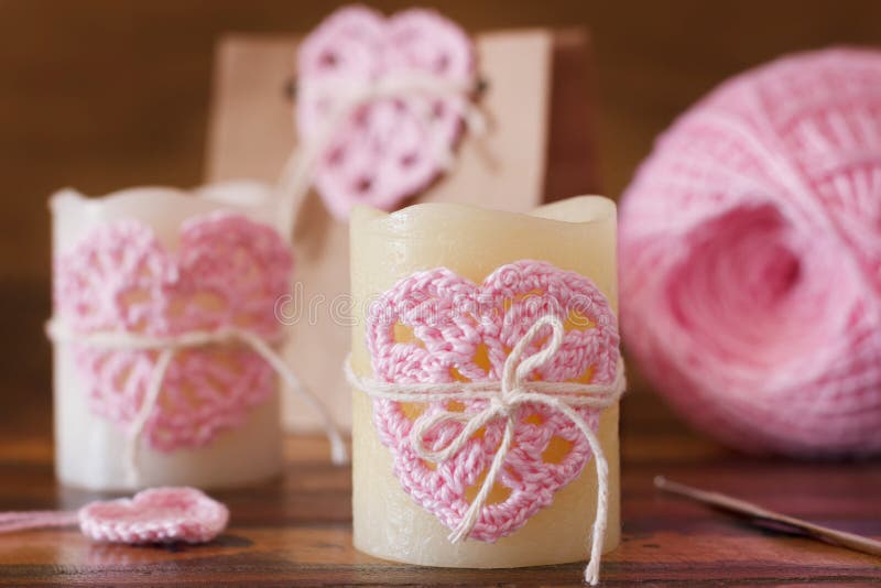 Handmade сердце пинка вязания крючком для пакета свечи и подарка для Sain стоковое фото
