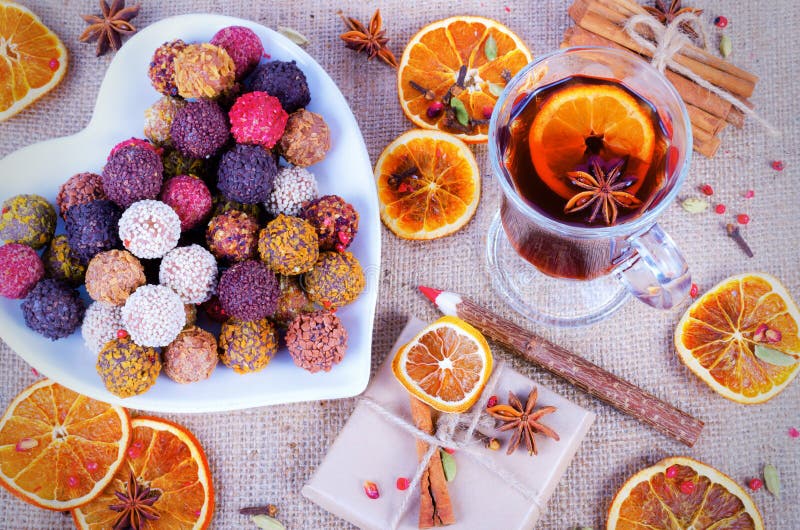 Handmade собрание конфет шоколада, высушенные апельсины, специи, обдумывало вино, деревянный карандаш на деревянной предпосылке стоковое фото Handmade собрание конфет шоколада, высушенные апельсины, специи, обдумывало вино, деревянный карандаш на деревянной предпосылке стоковое фото