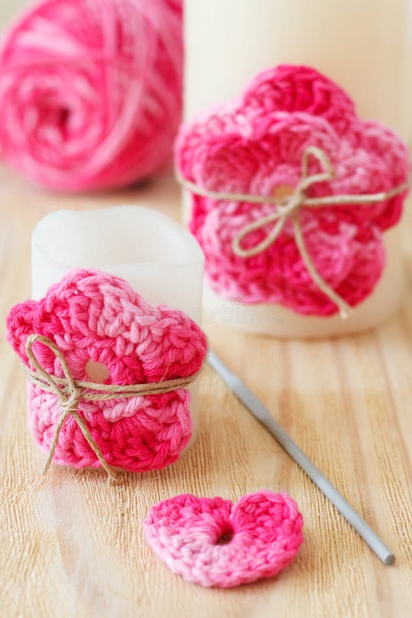 Handmade цветок пинка вязания крючком на свече стоковые изображения