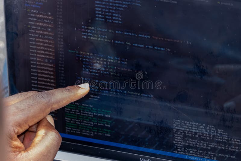 Handportrait afrikanischer Webentwickler, die mit dem Finger auf eine Zeile Computercode zeigen stockbilder