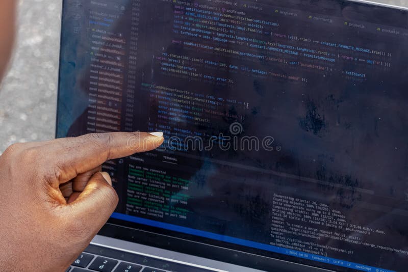 Handportrait afrikanischer Webentwickler, die mit dem Finger auf eine Zeile Computercode zeigen stockfotos