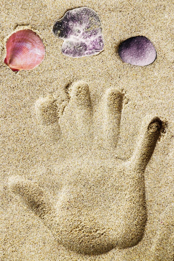 Handprint en la playa de la arena foto de archivo libre de regalías Handprint en la playa de la arena foto de archivo libre de regalías