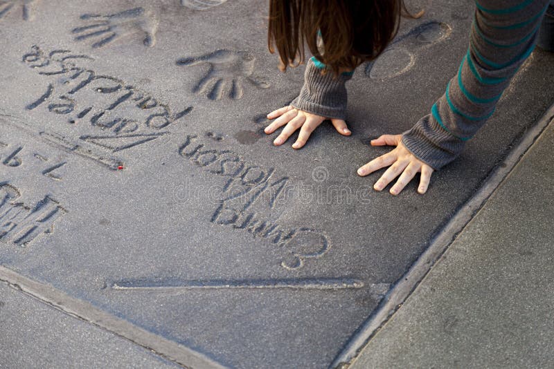 Handprints звезд в голливуде в бетоне внешних метрах китайского театра стоковые изображения