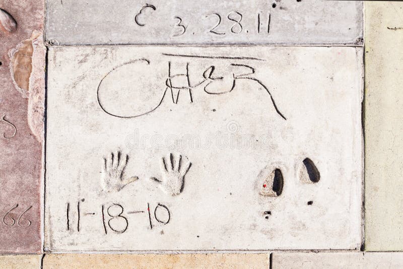 Handprints Шер в parkway Голливуда в бетоне китайцев Theatre & # x27; Внутренний двор. стоковые изображения.