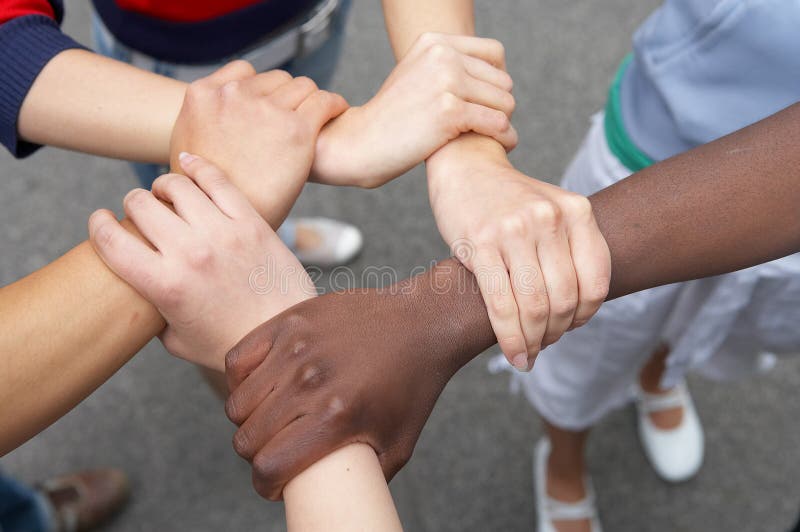 5 Händen der Jungen Interkulturelle Menschen halten einander.