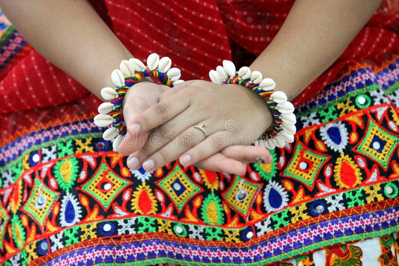 ચદન કડ પહરવથ થય છ મ લકષમન કપ જણ ચદન કડ પહરવન  ફયદ  Spiritual News in Gujarati know the benefits of wearing silver  bangles