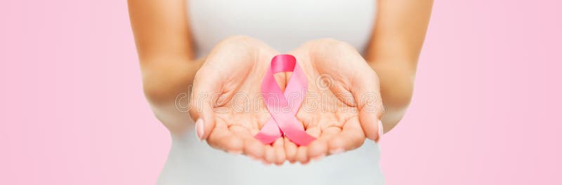 Zdravotní péče, onkologie, lidé a pohled zblízka na žena ruky držení růžový prsa rakovina povědomí stuha.