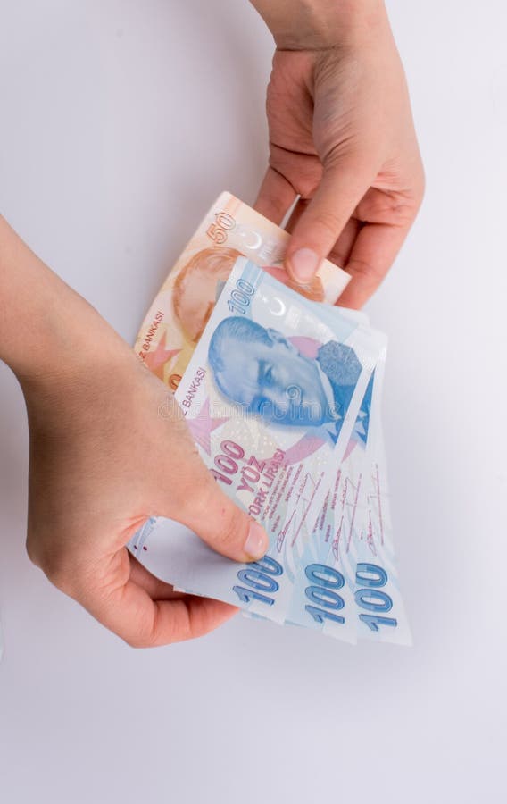 Ruky držanie líra bankovky podľa strana z americký dolár bankovky na bielom.