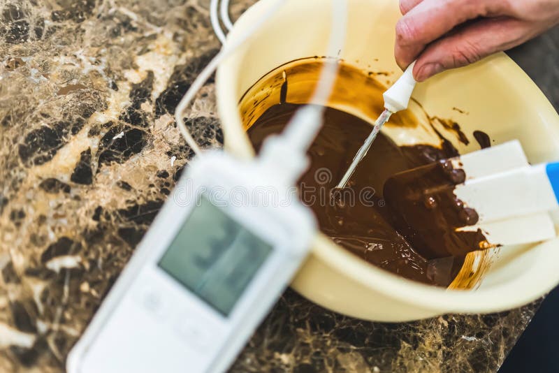 https://thumbs.dreamstime.com/b/hands-male-chef-measuring-melted-dark-chocolate-temperature-professional-confectionery-thermometer-closeup-shot-284744383.jpg