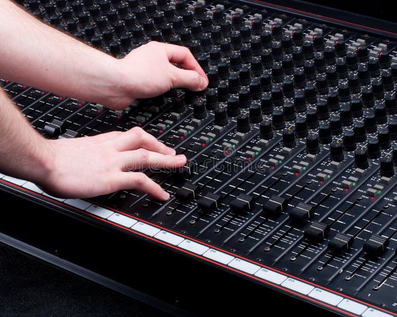 Mâini pe consola de amestecare royalty free stock photos