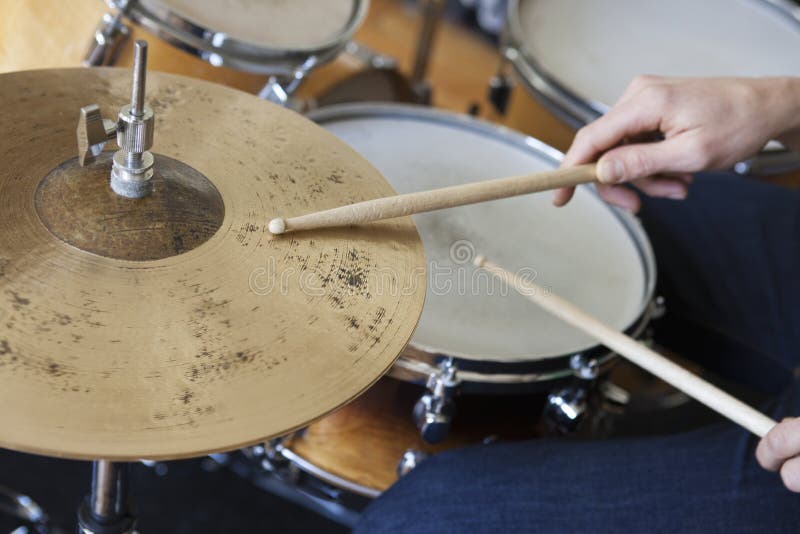 Primo piano delle mani di gioco drum set.