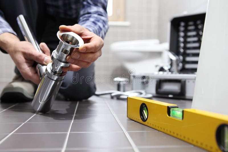 Ruky inštalatér pri práci v kúpeľni, klampiarske opravy, montáž a inštalácia koncept.