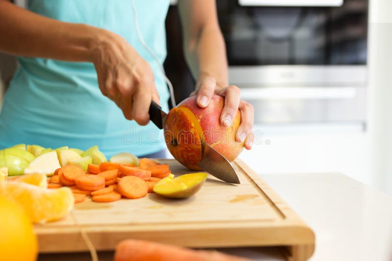 https://thumbs.dreamstime.com/b/hands-woman-cutting-some-vegetables-fruits-wooden-table-kitchen-close-up-hands-woman-cutting-some-132164867.jpg