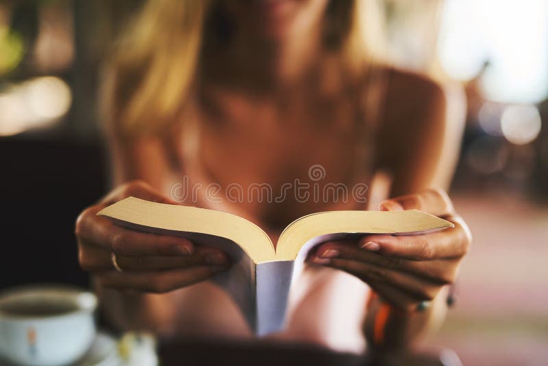 Hands студент и читатель книги в кафе для рассказа знания и человека изучения литературной информации в университете стоковые изображения rf