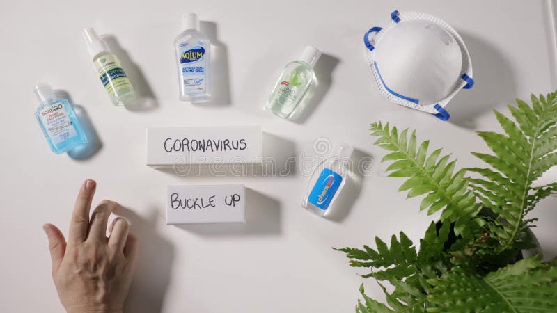 Handsanitisering van het coronavirus gezondheidsconcept vingers lopen met verschillende geldeigers en een persoonlijk gezichtsmask