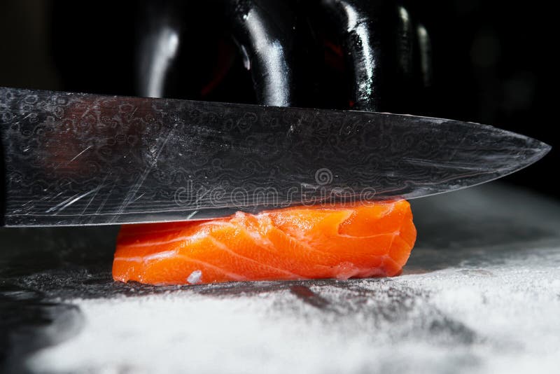 Handschließung, zubereitet zum Kochen von frischem Lachsfilet, schwarzer Hintergrund lizenzfreies stockbild