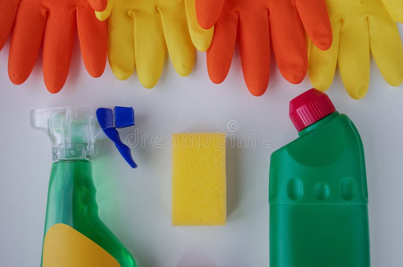 Handschoenen en schoonmakende producten voor het huis Zeepwashandjes op lusje royalty-vrije stock fotografie Handschoenen en schoonmakende producten voor het huis Zeepwashandjes op lusje royalty-vrije stock fotografie