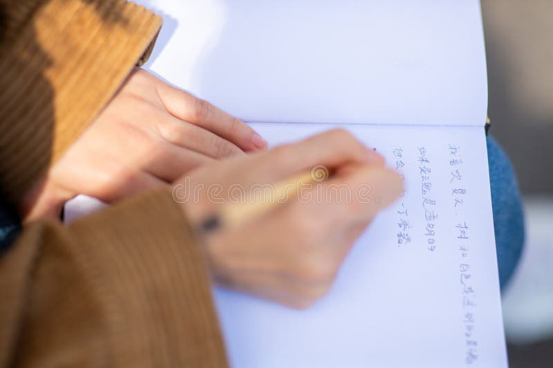 Handschuhe mit Schreibstift zum Schreiben in Buch stockbild