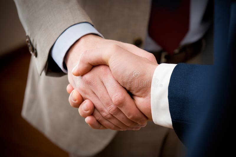 Dva profesionální obchodník dává handshake v kanceláři, snímky zblízka selektivní zaměření.