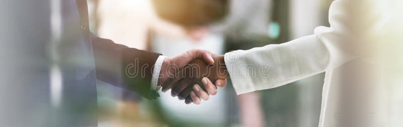 Handshake Banner und Hände von Geschäftsleuten im Büro für Teamwork Zusammenarbeit und Partnerschaft. Unternehmen lizenzfreie stockbilder