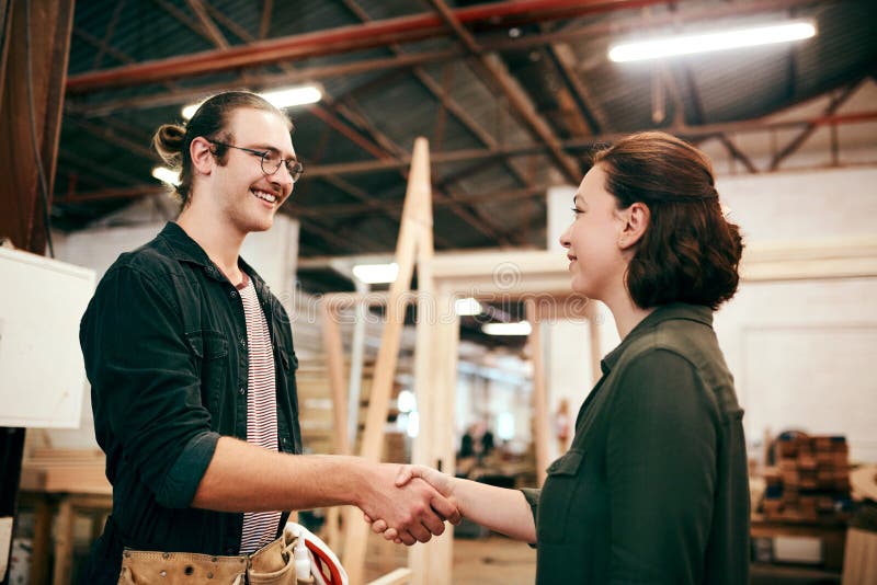 Handshake carpenter e workshop creativi con saluto d'accordo e piccole imprese con persone. studio e fotografia stock