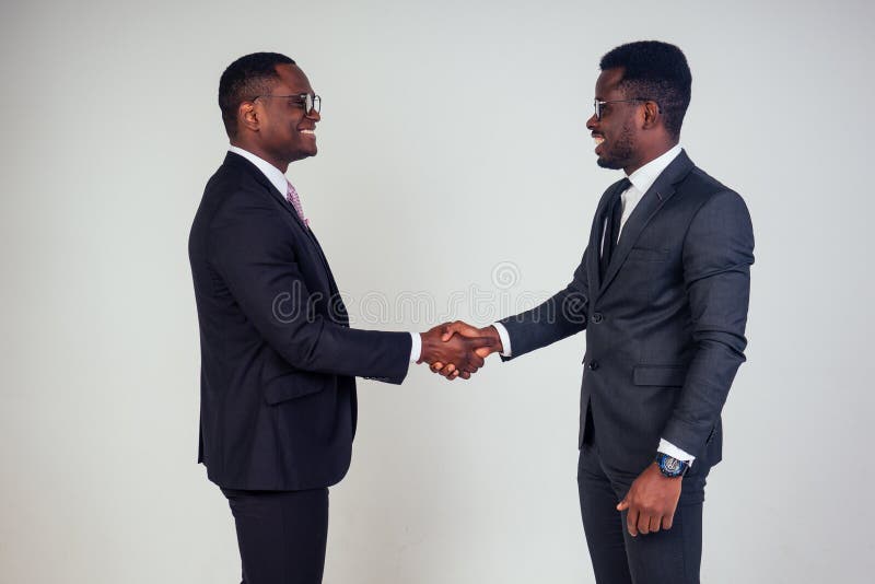 Handshake com o gerente de banco africano americano e proprietário de pele escura ceo business man no estúdio em um fundo branco fotos de stock Handshake com o gerente de banco africano americano e proprietário de pele escura ceo business man no estúdio em um fundo branco fotos de stock
