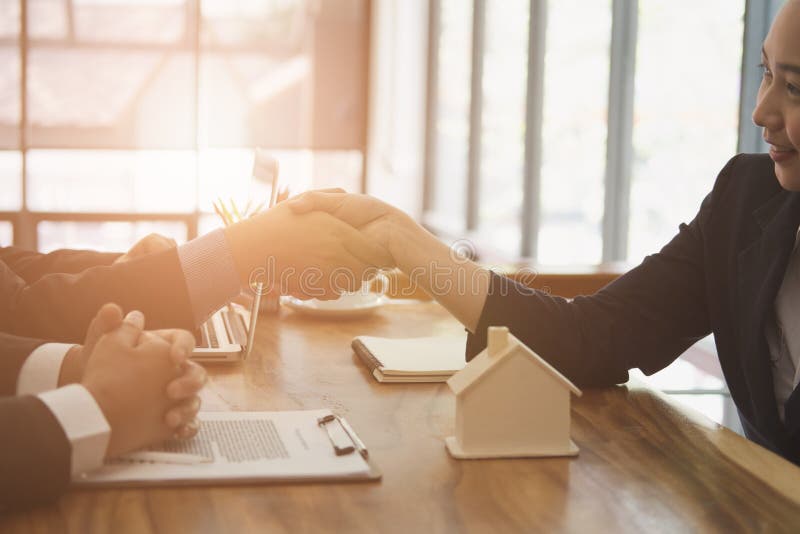 Handshake del cliente & di agente immobiliare agente immobiliare che stringe i wi delle mani fotografie stock libere da diritti Handshake del cliente & di agente immobiliare agente immobiliare che stringe i wi delle mani fotografie stock libere da diritti