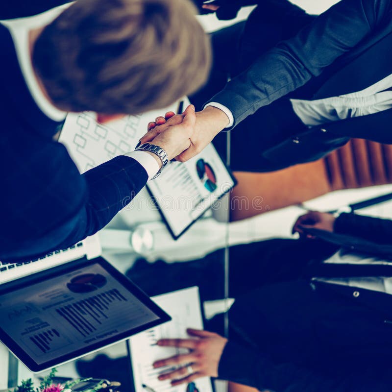 Handshake-Geschäftspartner nach Gesprächen, der Finanzminister lizenzfreies stockbild