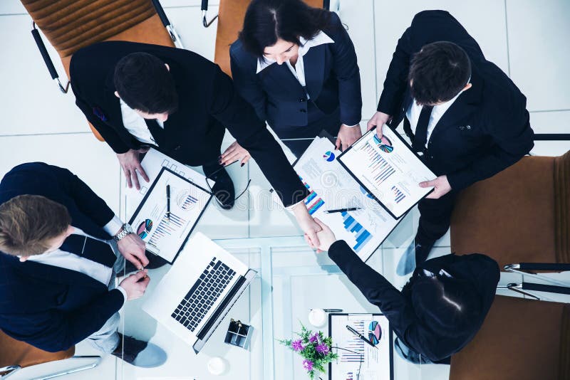 Handshake Manager och finansdirektör efter godkännande av företagets finansieringsplan på arbetsplatsen arkivbild