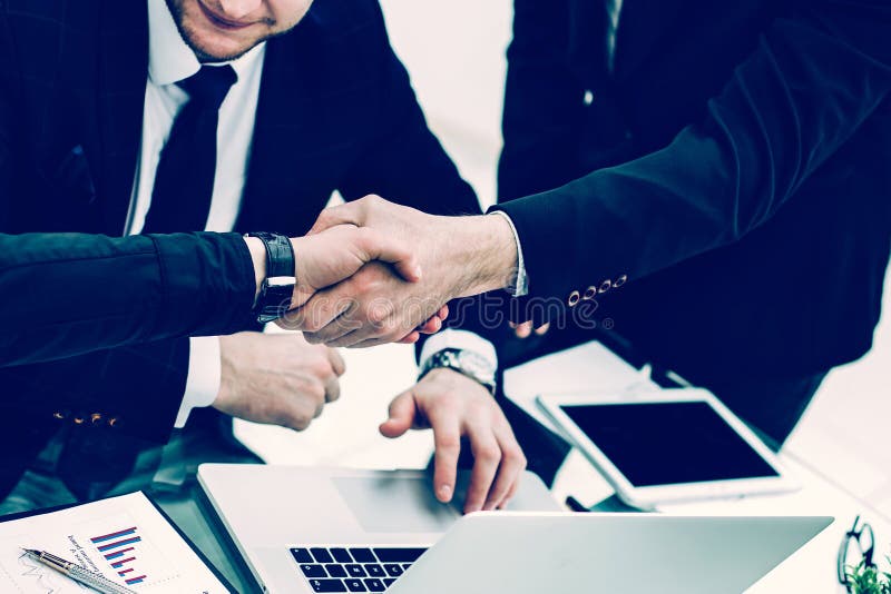 Handshake Manager und der Kunde nach Diskussion über die Finanzierung lizenzfreie stockfotografie