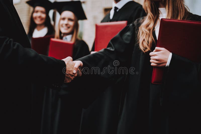 handshake nauczyciel Uczni dyplomy Podwórze zdjęcie stock handshake nauczyciel Uczni dyplomy Podwórze zdjęcie stock