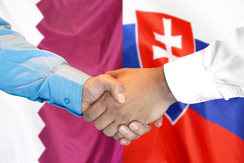 Podanie ruky na pozadí vlajky Kataru a Slovenska