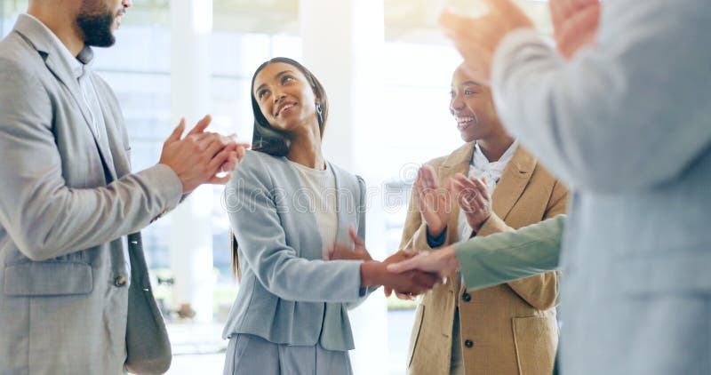 Handshake und Applaus in Teamwork für die Einstellung von Werbeaktionen oder B2B-Deal im Büro. stockfoto