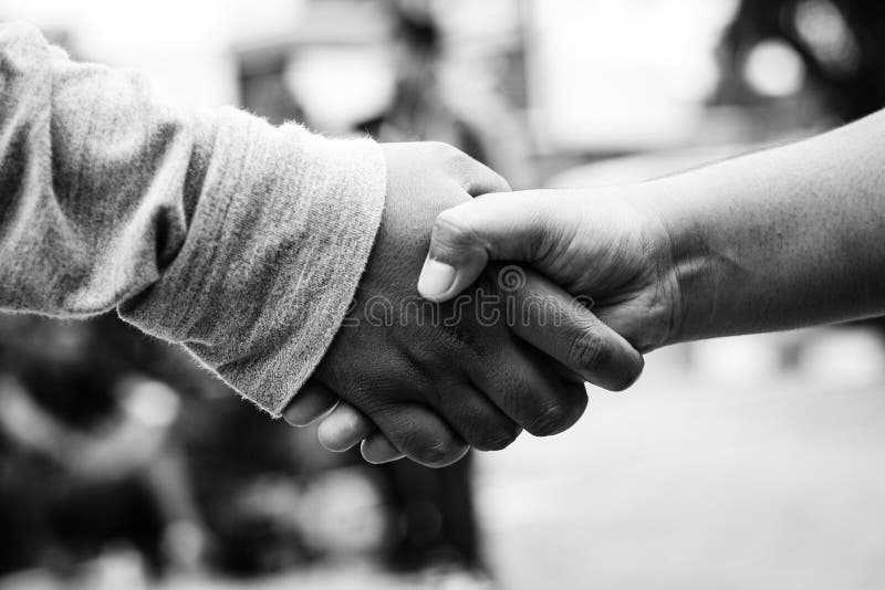 Handshaking после встречи в открытой площадке, handshaking людей после коммерческой сделки стоковое изображение rf Handshaking после встречи в открытой площадке, handshaking людей после коммерческой сделки стоковое изображение rf