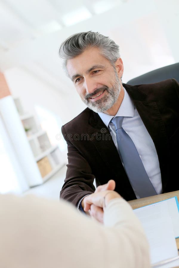 Handshaking юриста и клиента стоковые фотографии rf